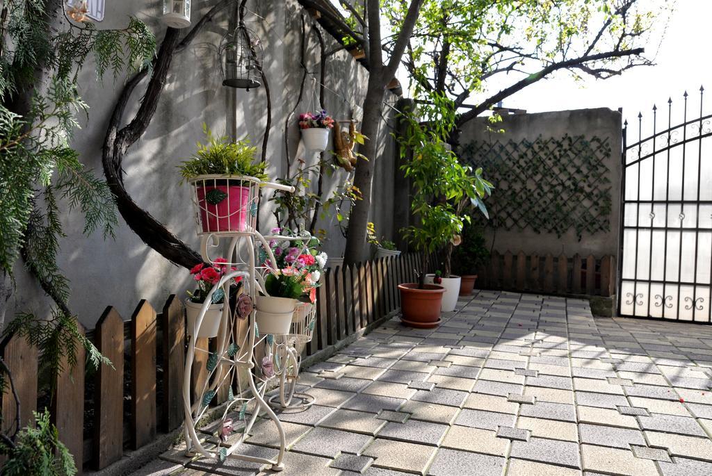 Collosal Apartment With Garden Bucharest Exterior photo