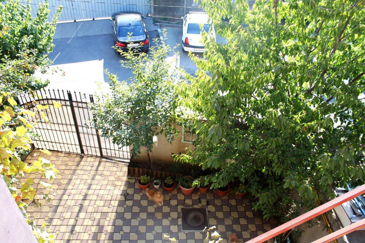 Collosal Apartment With Garden Bucharest Exterior photo