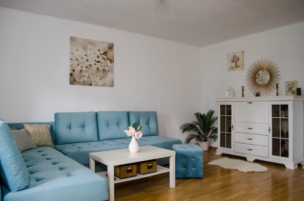 Collosal Apartment With Garden Bucharest Exterior photo