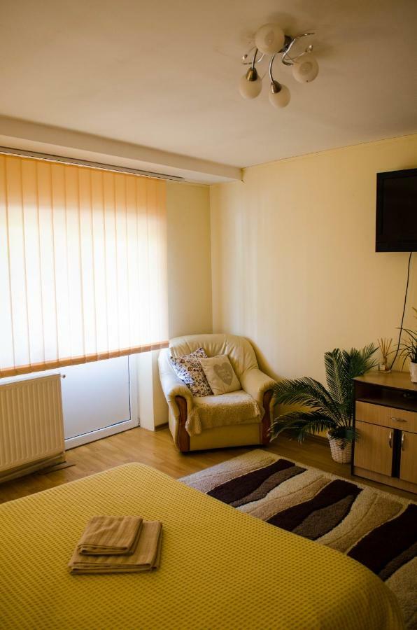 Collosal Apartment With Garden Bucharest Exterior photo
