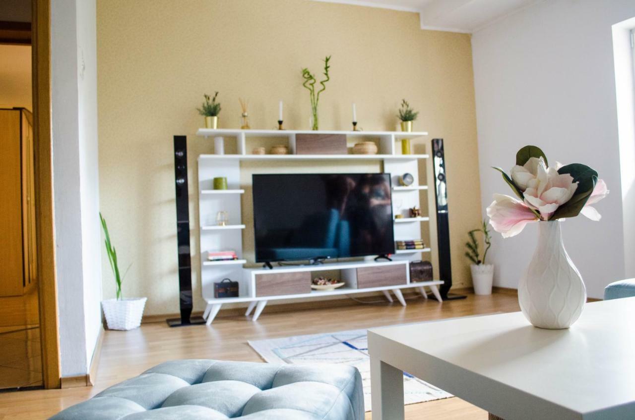 Collosal Apartment With Garden Bucharest Exterior photo