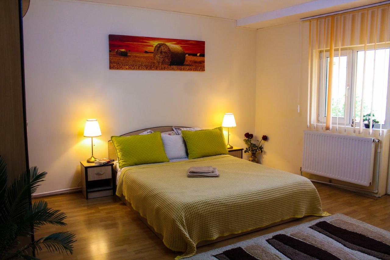 Collosal Apartment With Garden Bucharest Exterior photo